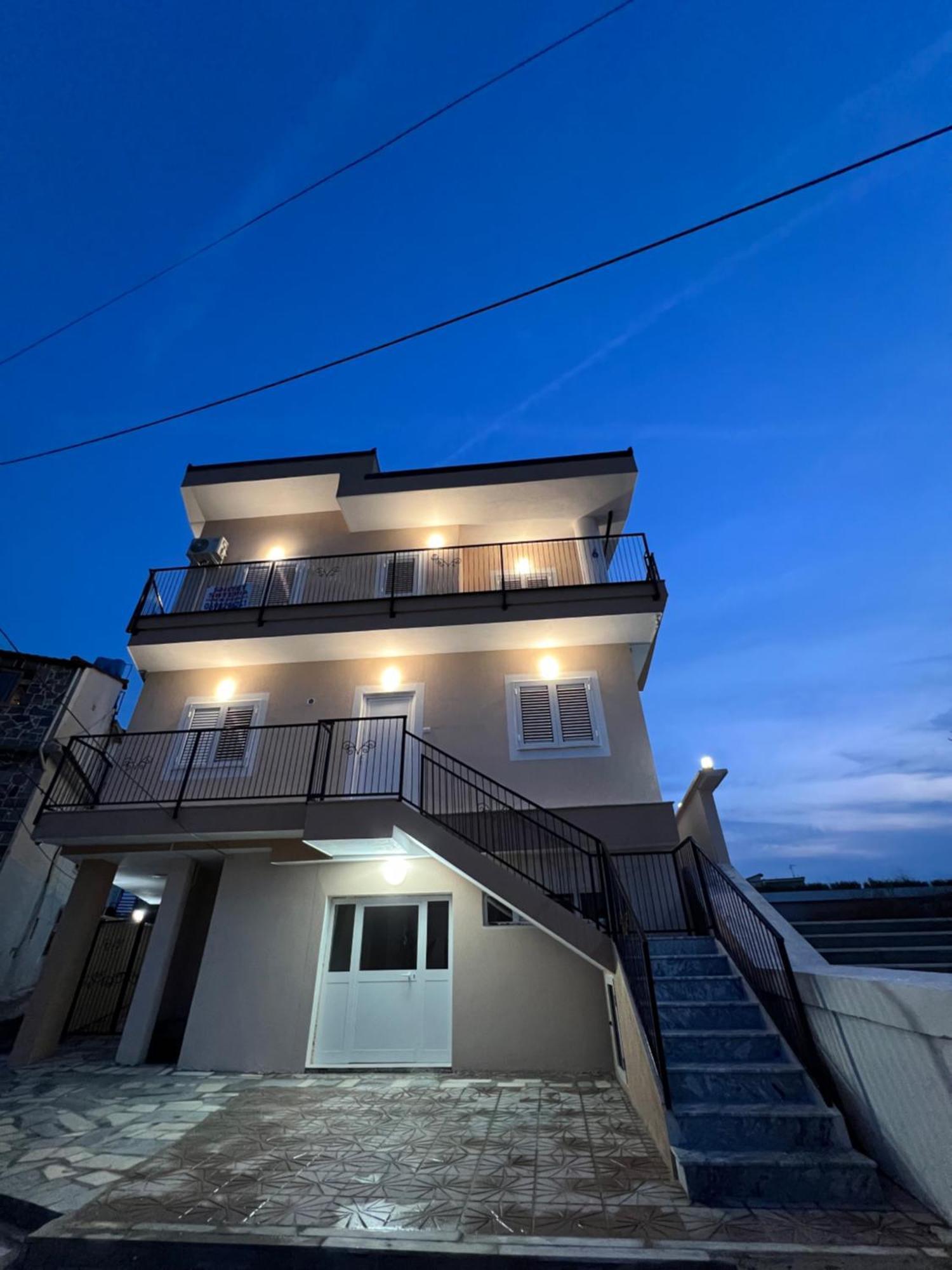 Hilltop Apartament *